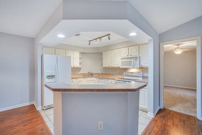 Building Photo - Stylish Condo On Hilton Head Island – Available Now!