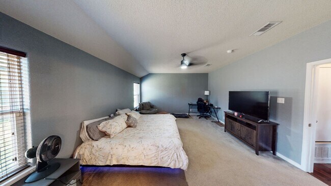 Building Photo - LIMITED-TIME MOVE-IN SPECIAL: Two Weeks Free Rent! Spacious 3 Bedroom, 2 Full Bath, with Attached...