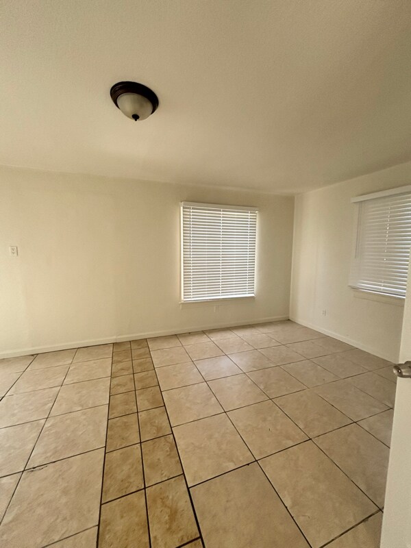 Building Photo - 1402 N Willowbrook Ave