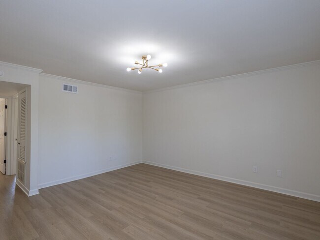 Building Photo - RENOVATED - 2BR/1BA FOR RENT