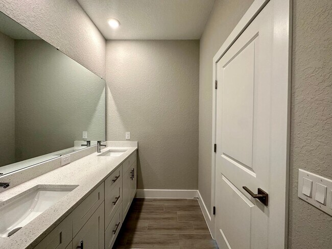 Building Photo - Brand New Modern Duplex !