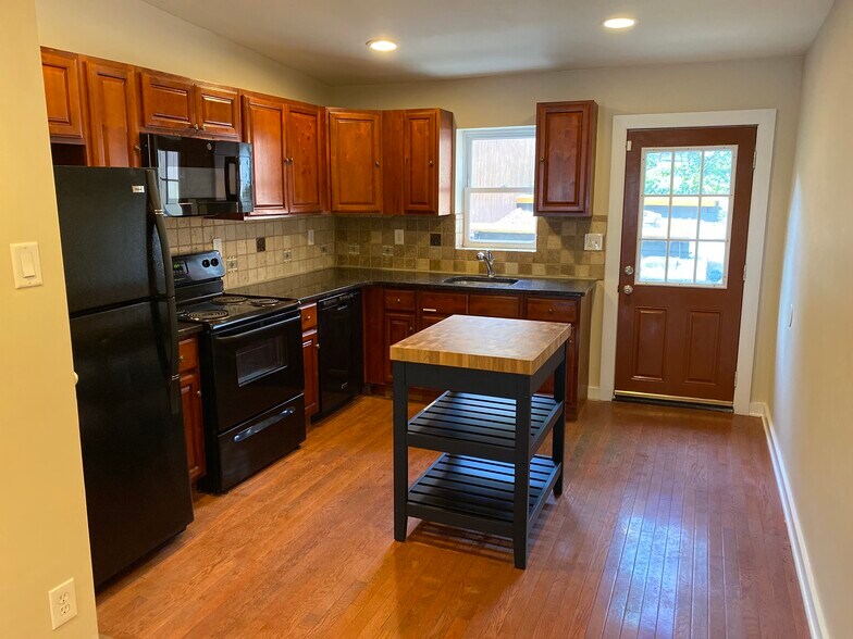 Building Photo - 218 E Elm St