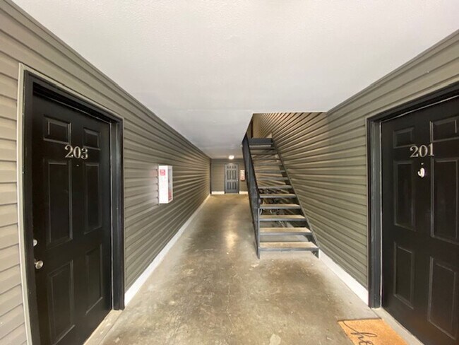 Building Photo - Now Leasing: 2 Bedroom Apartment in Maryvi...