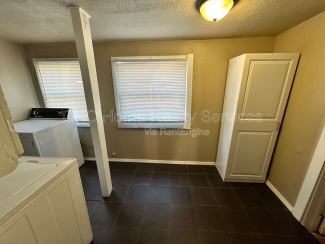 Building Photo - 1715 N Villa Ave