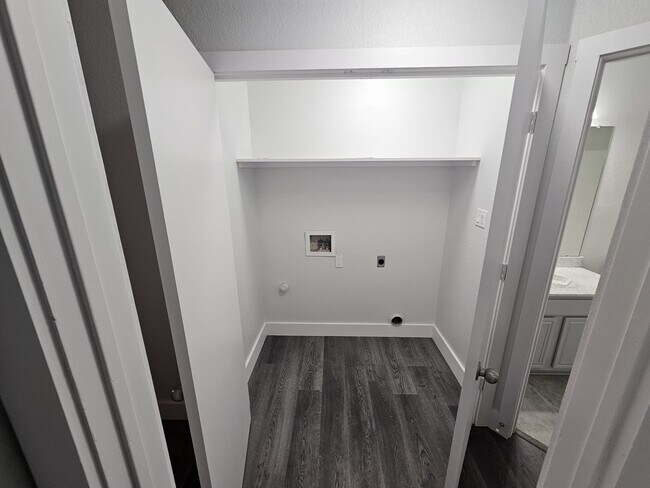 Building Photo - 919 Crestwood Dr