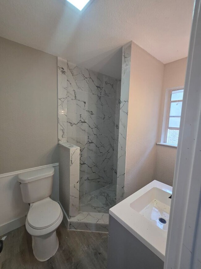 Building Photo - Charming 3-Bedroom Home on Spacious Lot Ne...