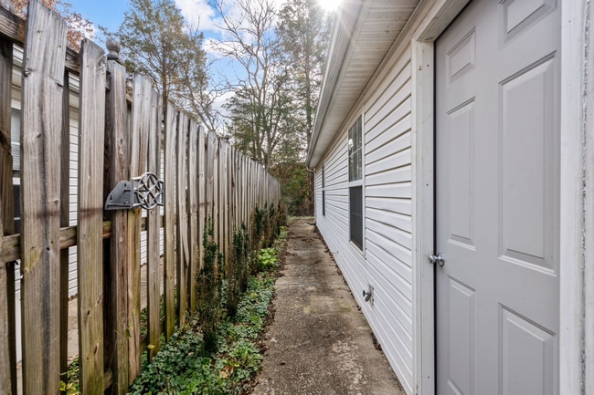 Building Photo - 1576 Chariot Dr