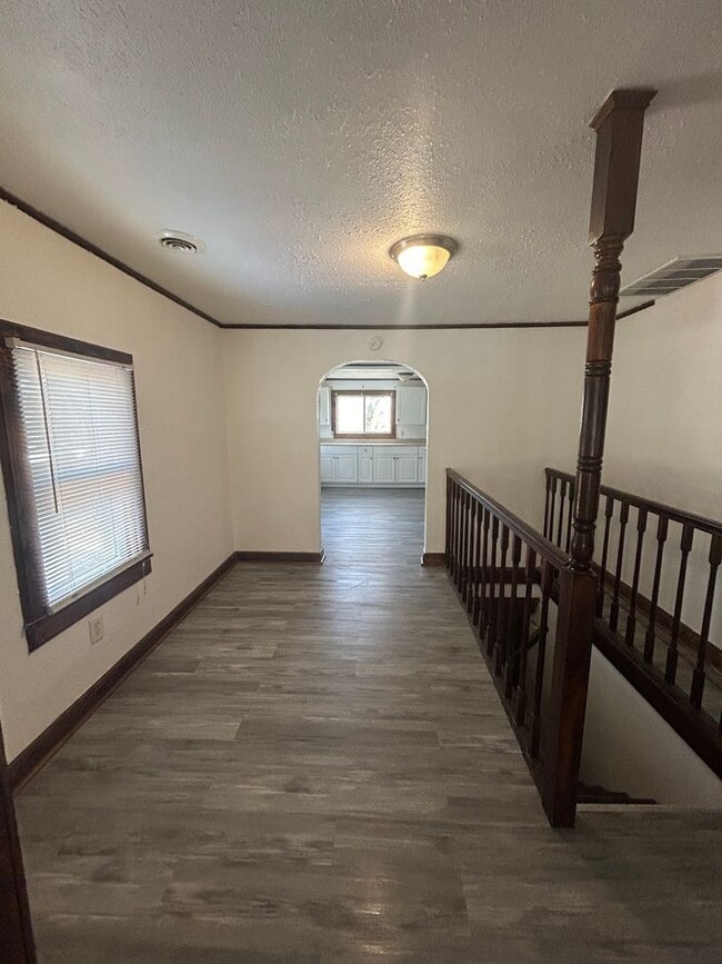 Building Photo - Updated 2 Bed 1 Bath House!!
