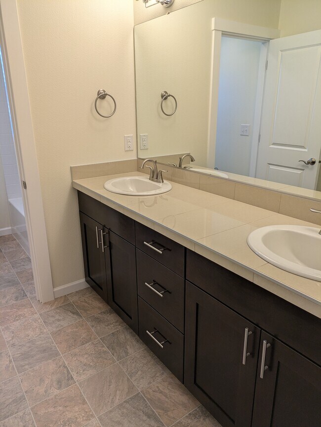 Building Photo - 27333 15th Ct S