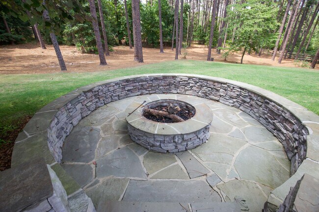 Building Photo - Stunning home in Weymouth Woods Southern P...