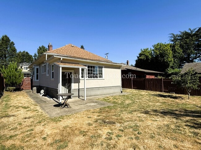 Building Photo - Contemporary 2 BD | 1 BA Home w/ Private B...