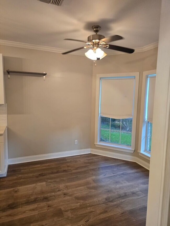 Building Photo - 3 bed 2 bath