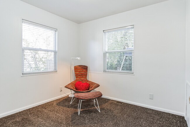 3rd room - 401 E Maxwell Ln