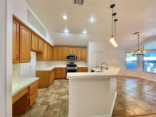 Building Photo - 2204 Zoa Dr