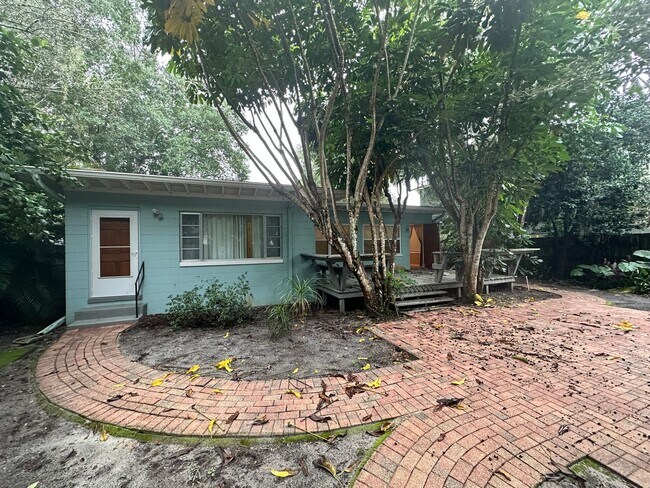 Building Photo - Stunning 3/2 Bungalow near the historic di...