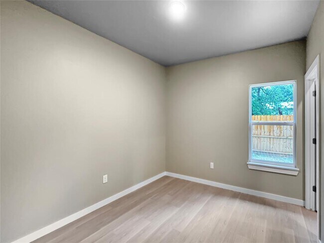 Building Photo - 412 N Bickford Ave