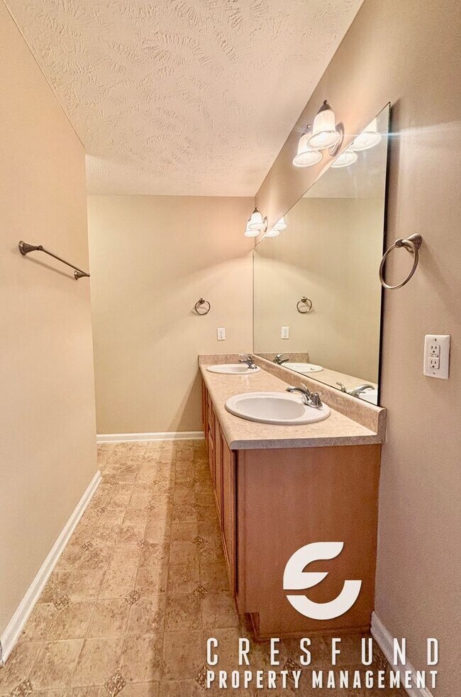 Building Photo - Spacious 3 Bed 2.5 Bath Townhouse - AVAILABLE FOR MOVE IN NOW!