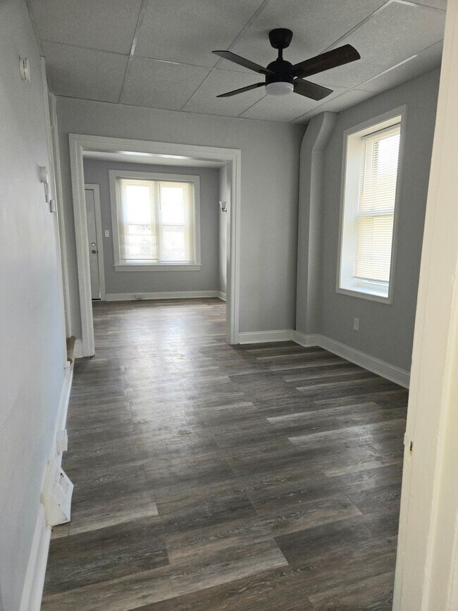 Building Photo - 315 E Morton St