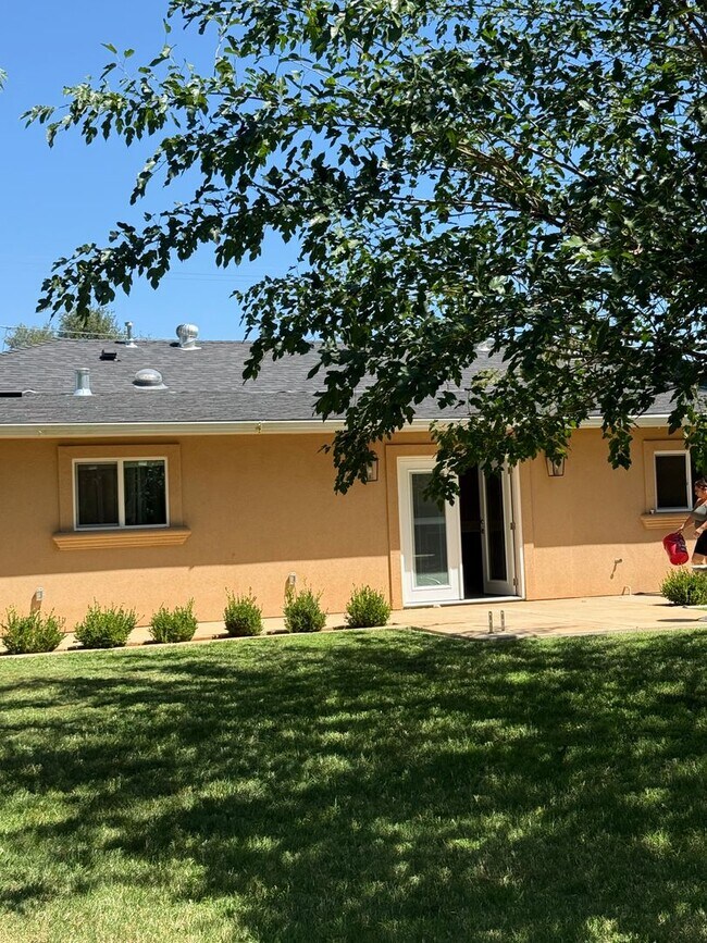 Building Photo - 1065 Del Moll Dr