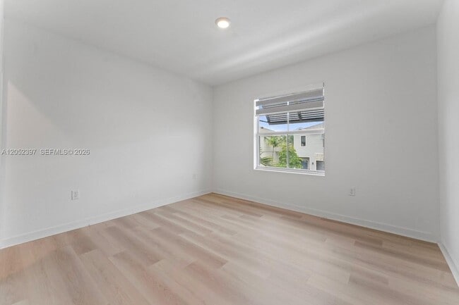 Building Photo - 336 NW 8th Ct