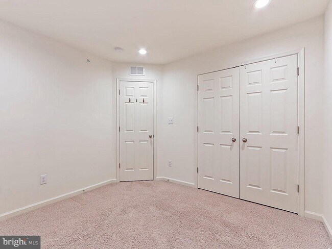 Building Photo - 523 Chestnut Ct