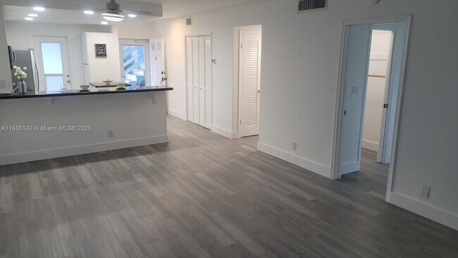 Building Photo - 1100 Pine Dr