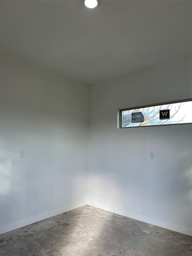 Building Photo - 8321 Coma St