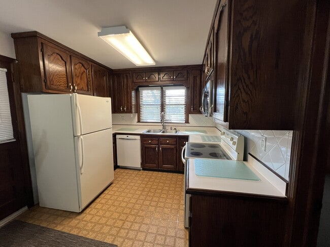 Building Photo - 3820 Orchard Rd SE