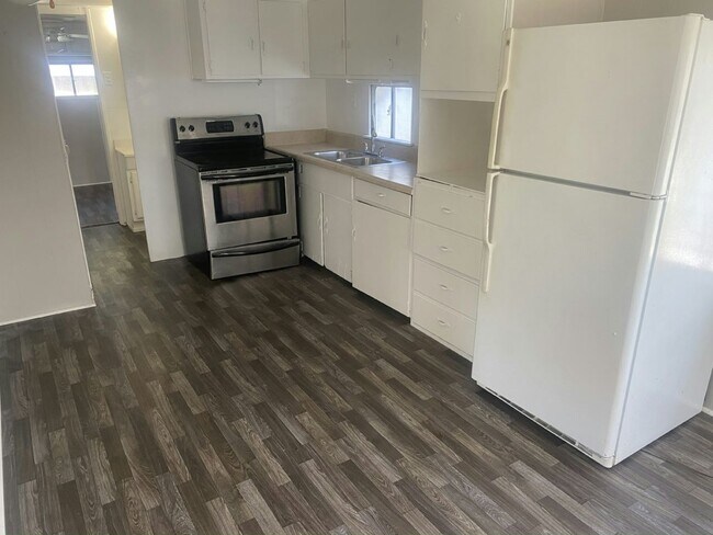 Building Photo - 4 Circle Dr