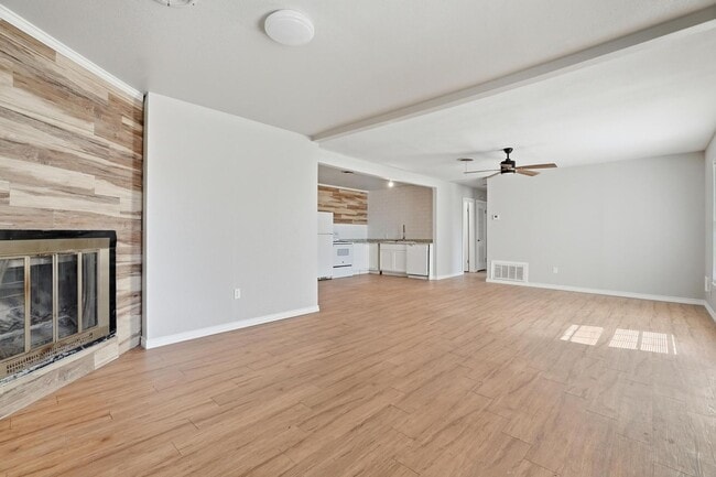 Building Photo - 2034 Collins Ave