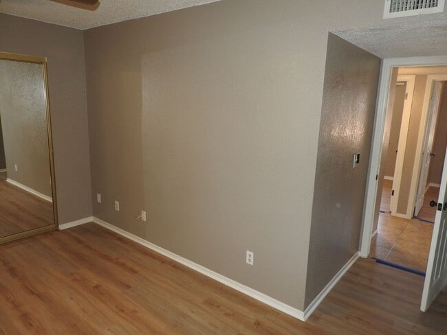 Building Photo - 4 Bedroom with large yard