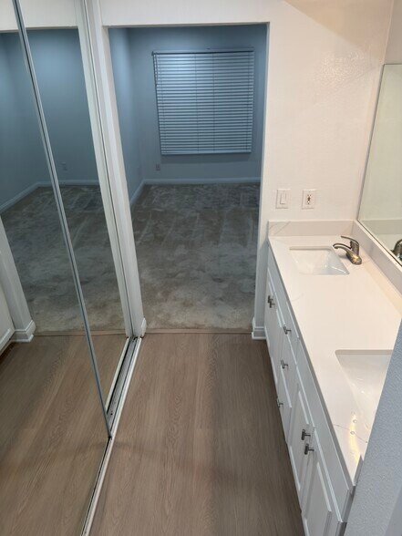 Master bath - 5515 Canoga Ave