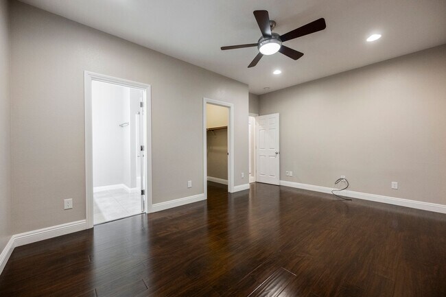 Building Photo - Single Story w/ duel primary suites gated ...