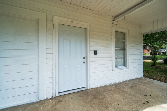 Building Photo - ? Adorable Bungalow Home in Highly Desirab...