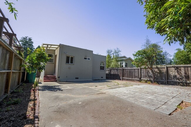 Building Photo - Single Family Home