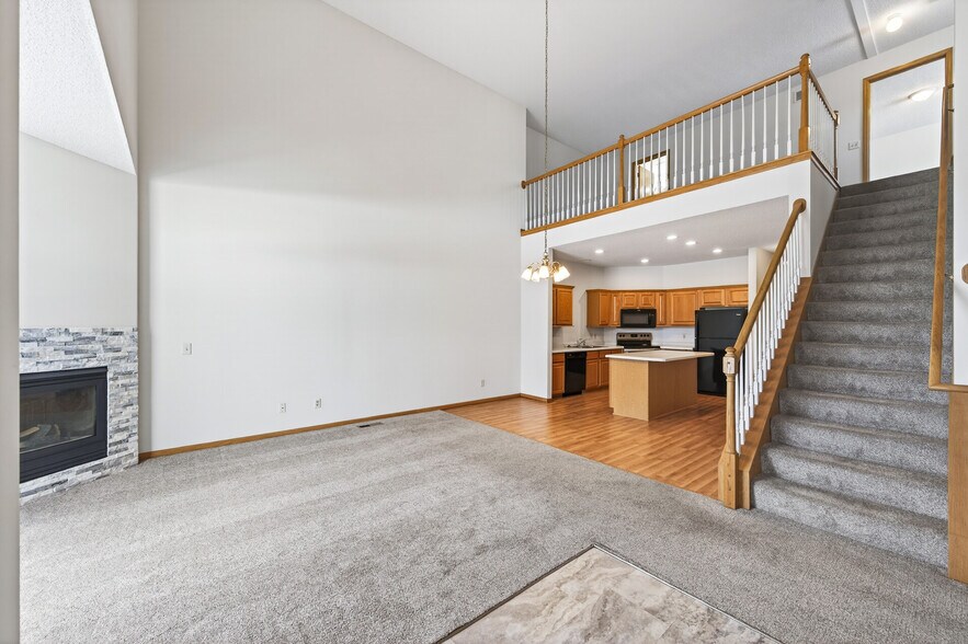 Building Photo - 475 Hickory Ln N