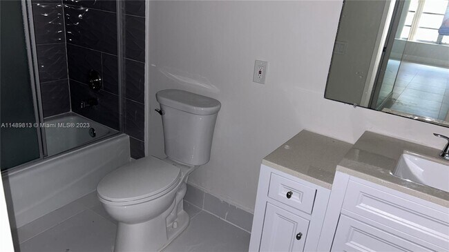 Building Photo - 800 E Cypress Ln