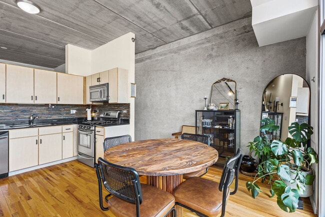 Building Photo - 630 N Franklin St