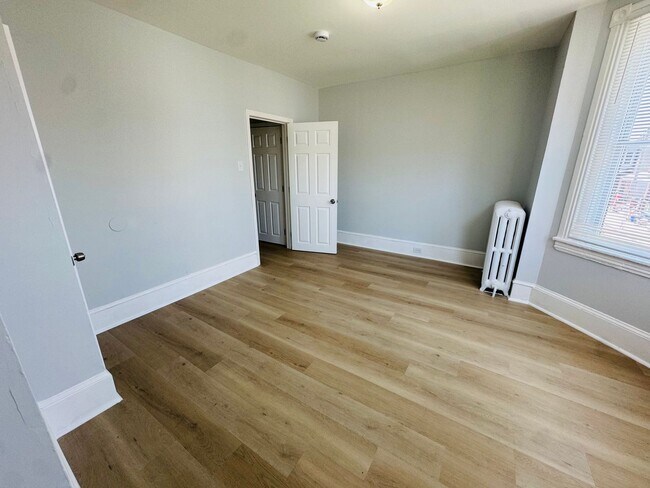 Building Photo - Renovated 3bd/1bth House with Rear yard!! ...