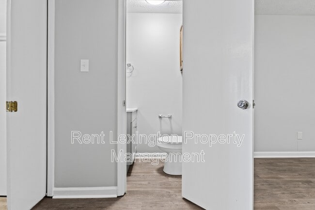 Building Photo - 1649 Foxhaven Dr