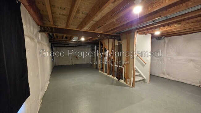 Building Photo - 1144 E 12th Ct
