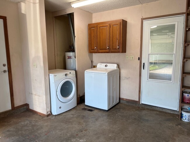 Building Photo - comfort and convenience in this 3 bedroom ...