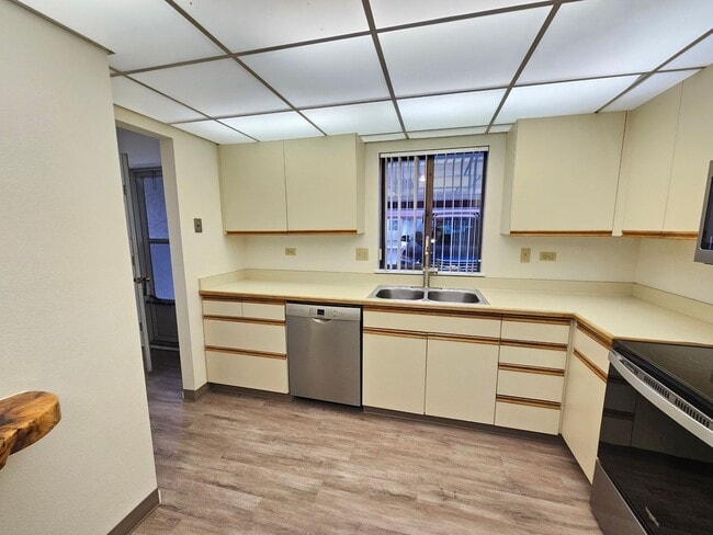 Building Photo - 1 Bedroom Condo on the Golf Course!