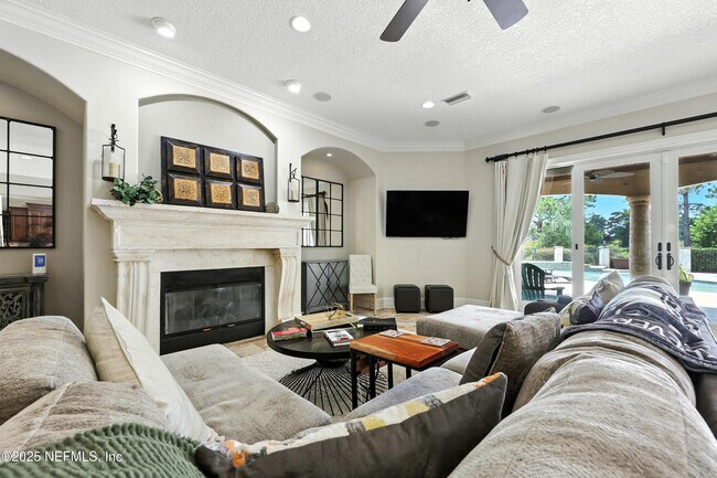 Building Photo - 2061 Crown Dr