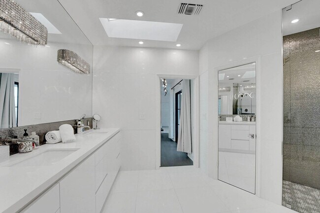 Building Photo - 614 Poinciana Dr