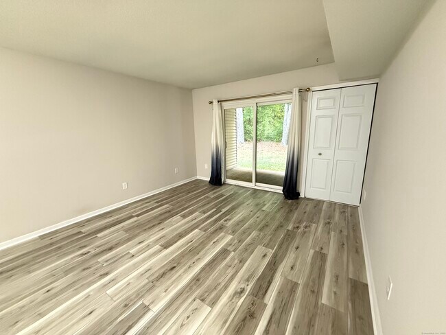 Building Photo - 402 Twin Circle Dr