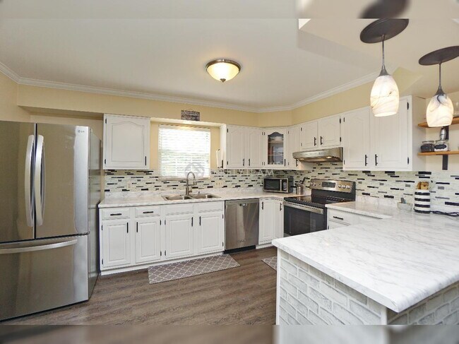 Building Photo - 6275 Hummingbird Dr