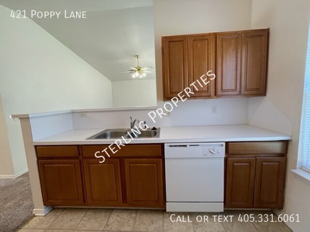 Building Photo - 421 Poppy Ln