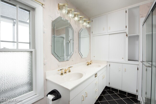 Building Photo - 5313 Lyman Ave