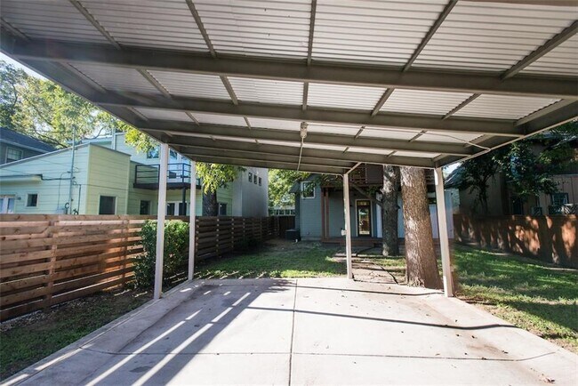 Building Photo - 610 W Live Oak St